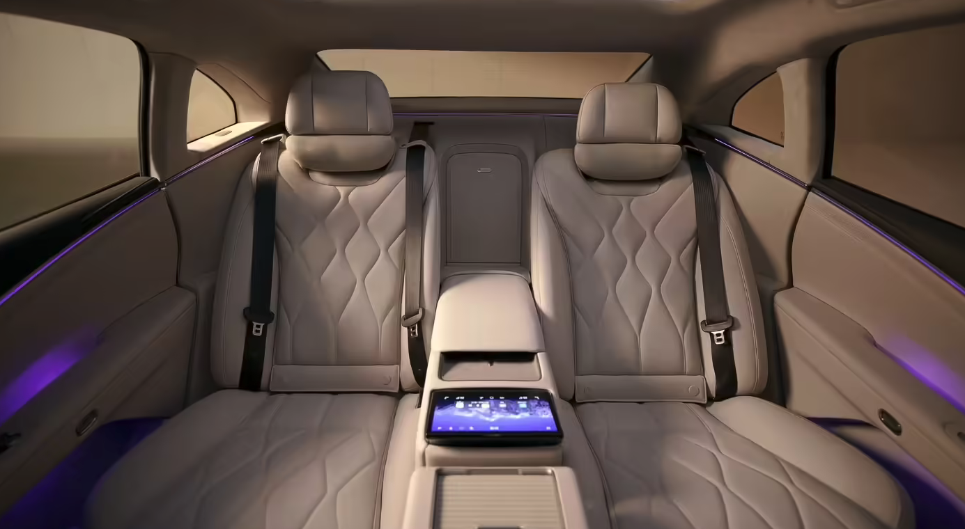 广汽昊铂A800内饰细节公布 鸿蒙座舱加持配全球最长氛围灯